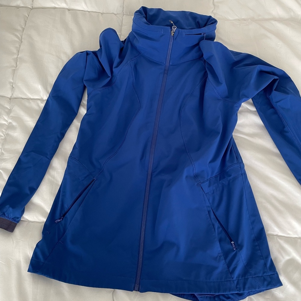 LULULEMON RAIN JACKET WITH HIDDEN HOODIE